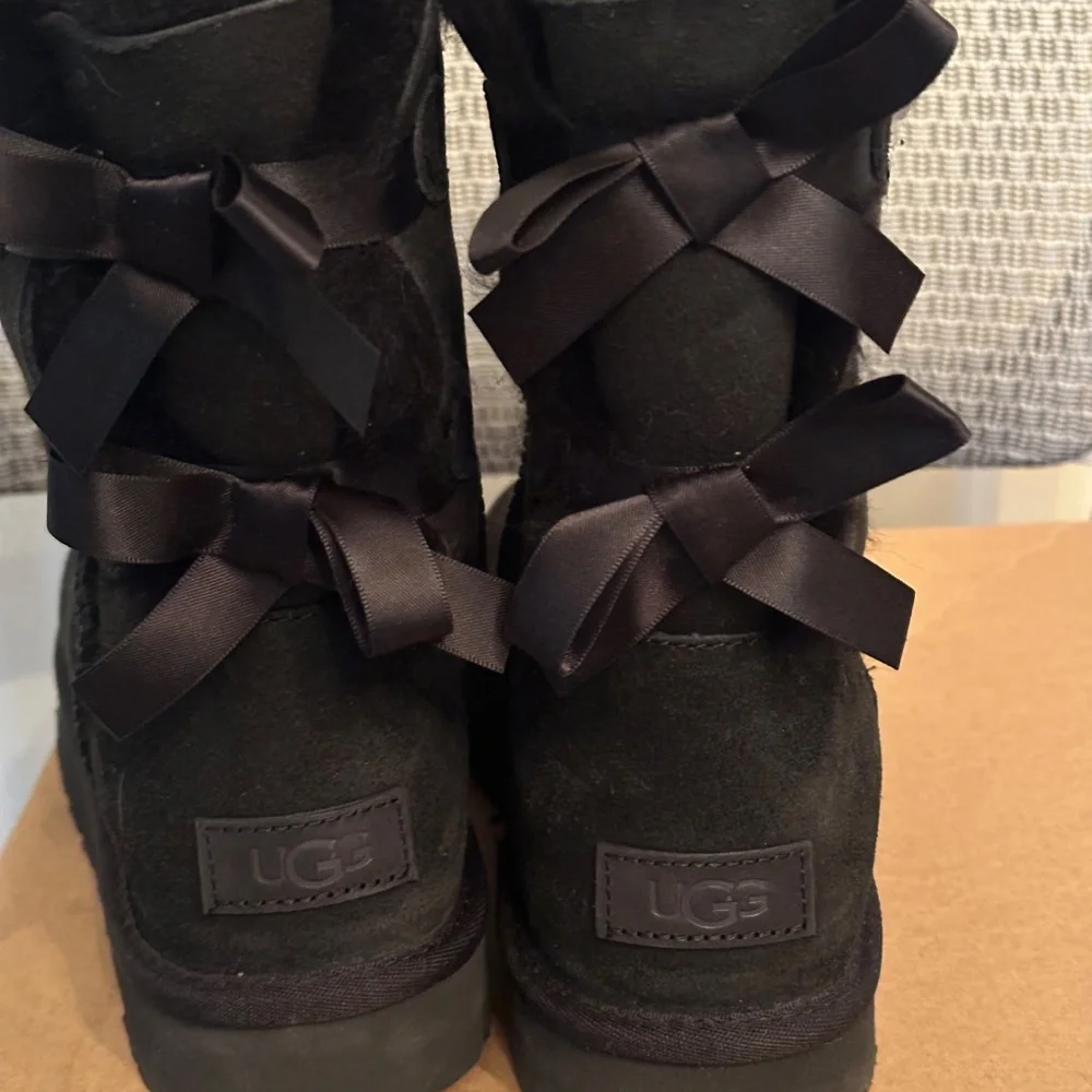 Ugg Women’s Bailey Bow II - Picture 2 of 6